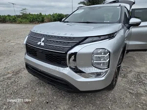Mitsubishi Outlander SE 2022 Silver