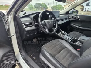 Mitsubishi Outlander SE 2022 Silver