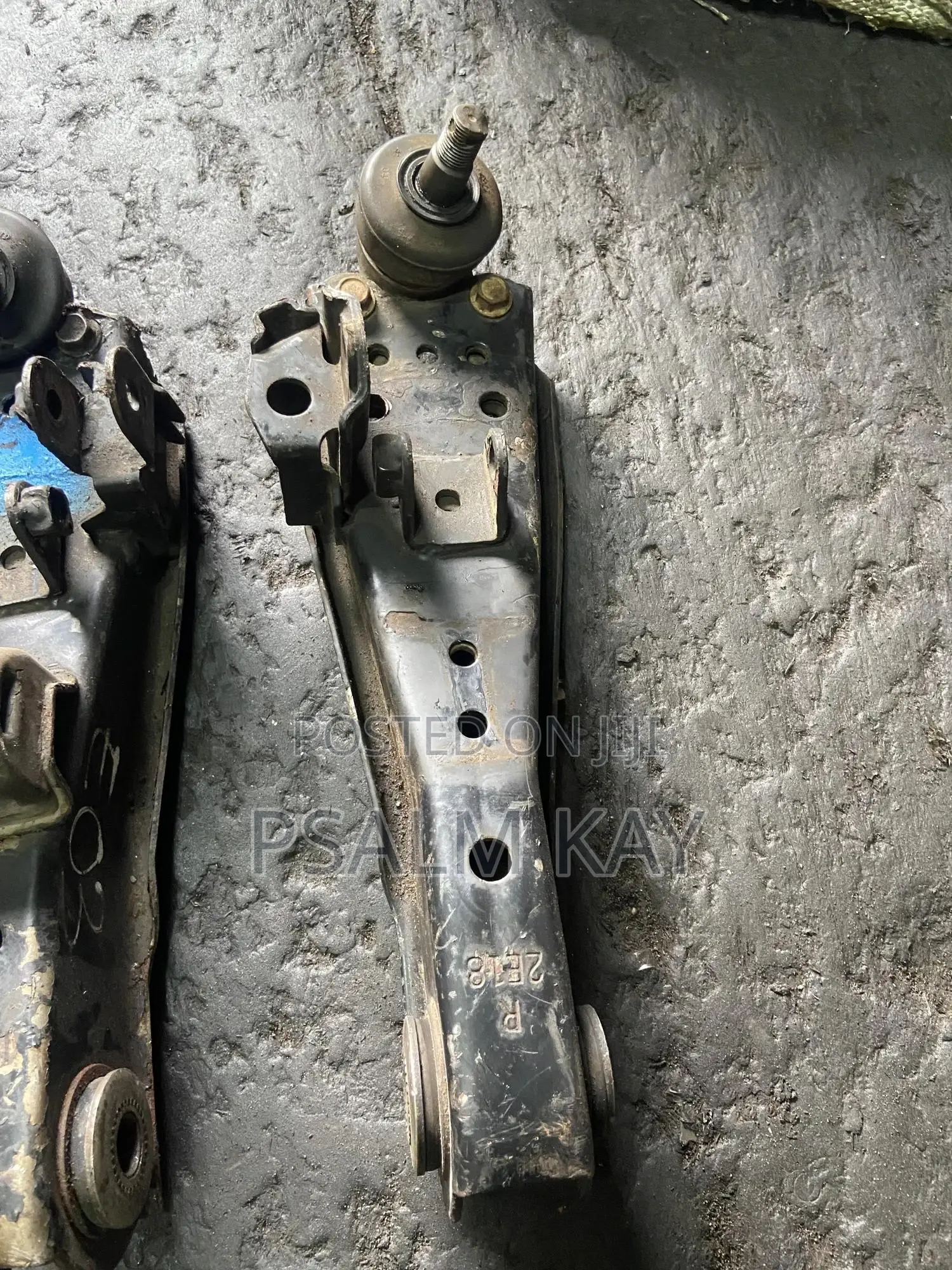 Toyota Hiace / Fish, Lower Arm /Control Arm Complete -Japan/Korea Used