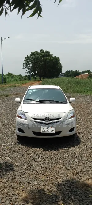 Toyota Yaris Base Hatchback 3dr 2010 White