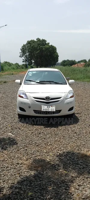 Toyota Yaris Base Hatchback 3dr 2010 White