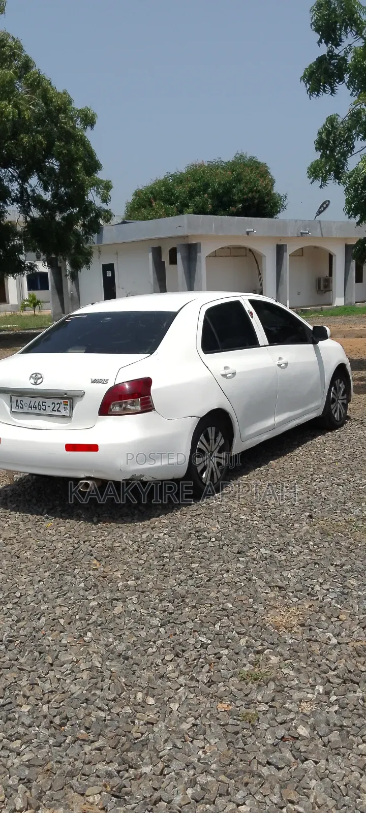 Toyota Yaris Base Hatchback 3dr 2010 White