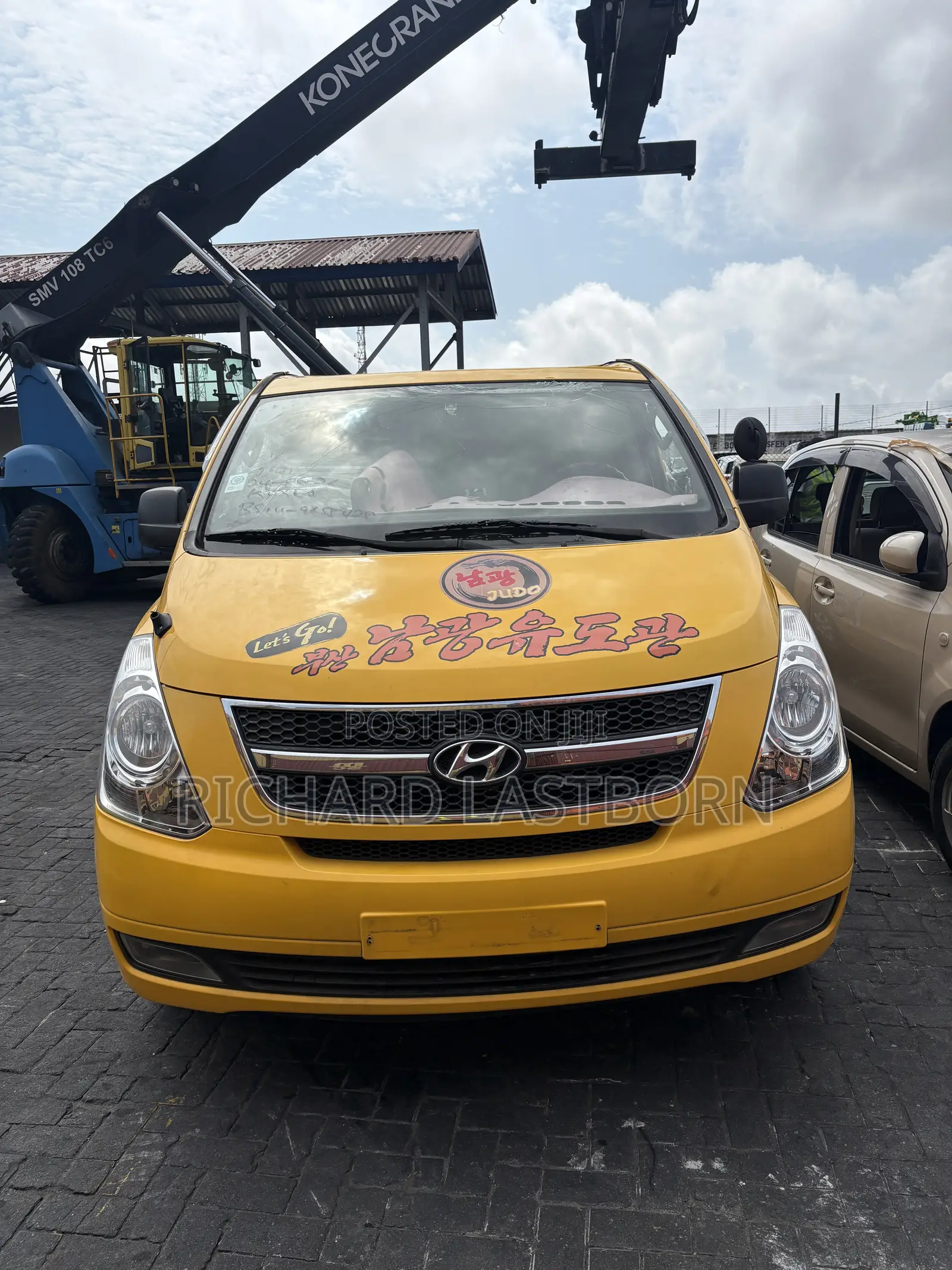 Hyundai Starex 2015 Yellow