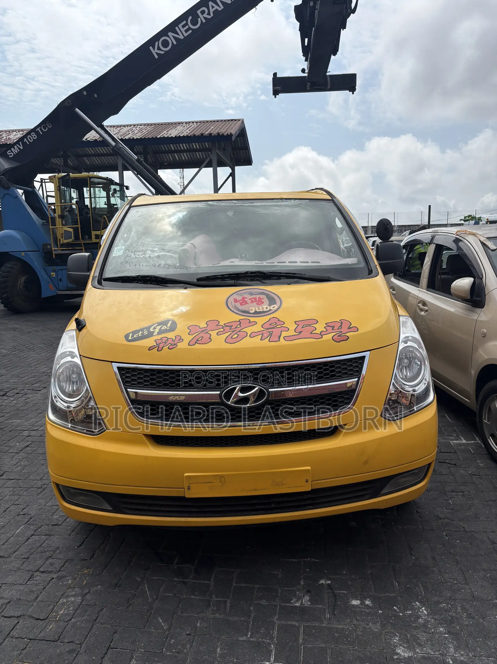 Hyundai Starex 2015 Yellow