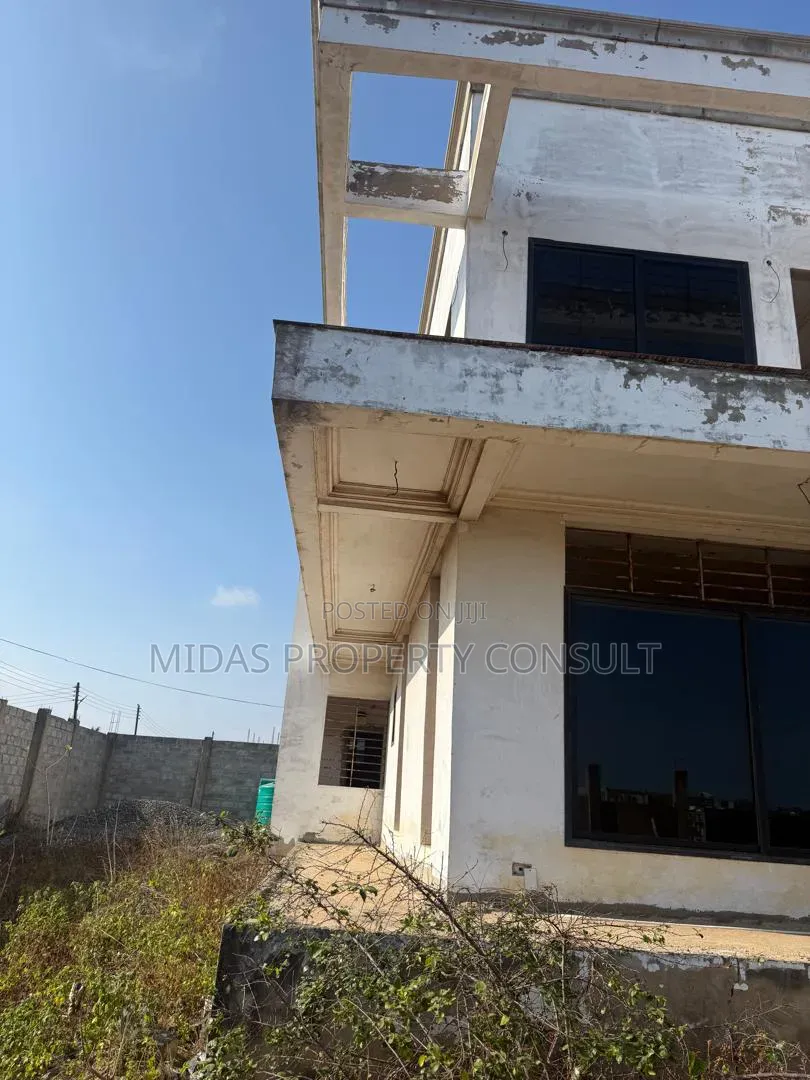5bdrm House in Prampram for sale