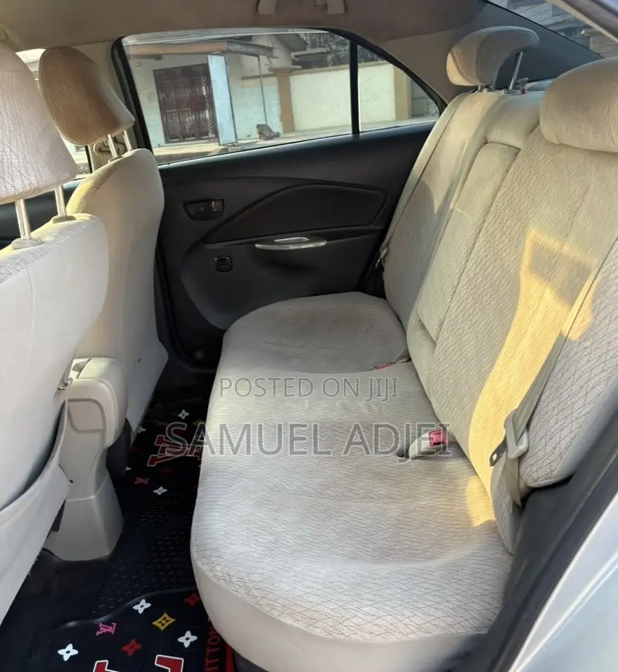 Toyota Belta 2010 Silver