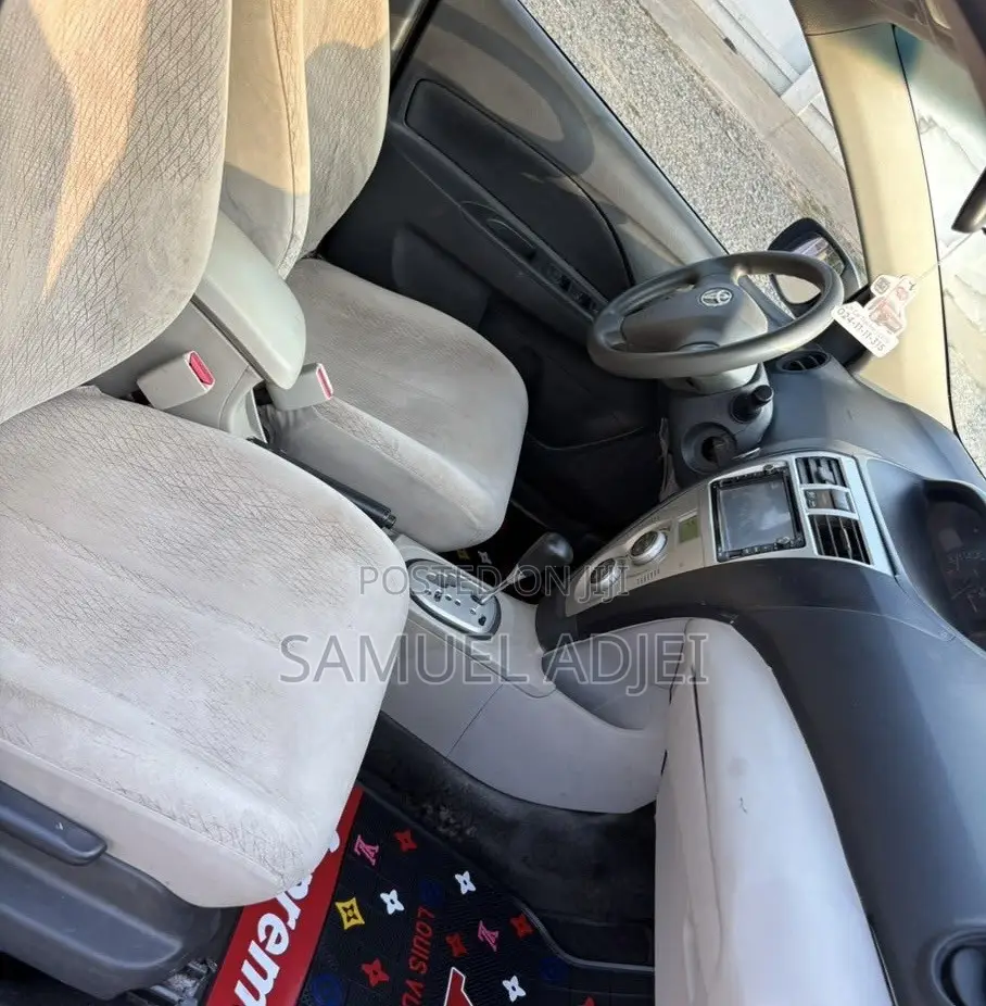 Toyota Belta 2010 Silver