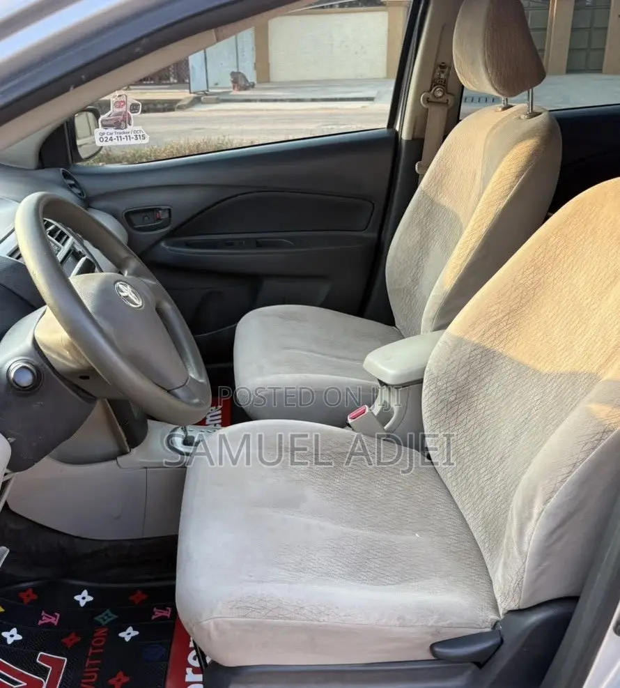 Toyota Belta 2010 Silver