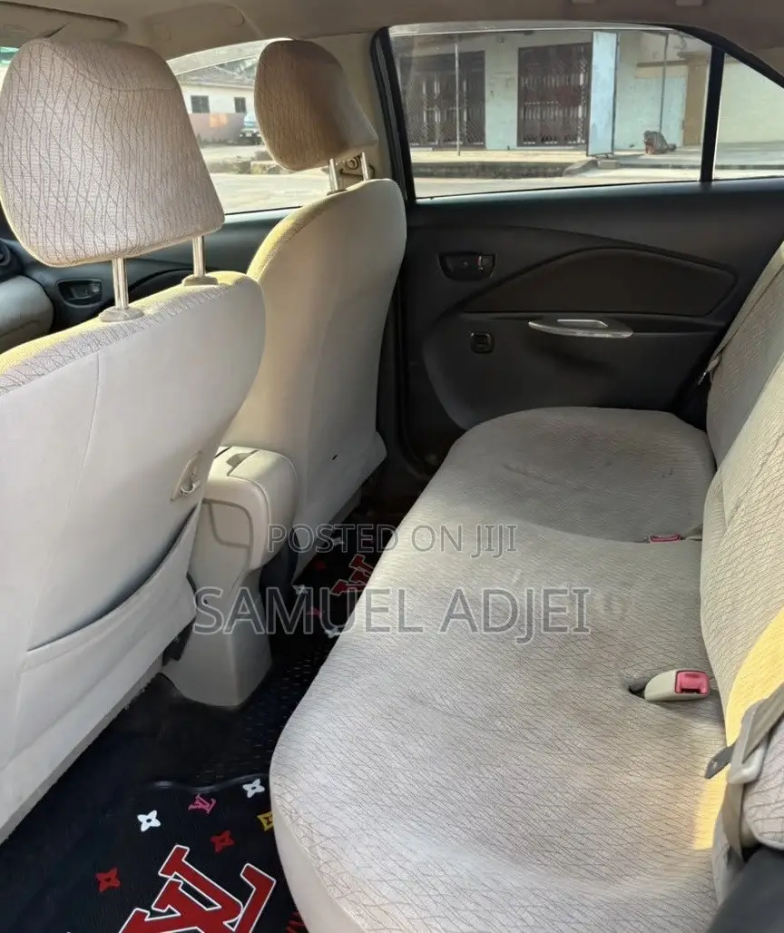 Toyota Belta 2010 Silver