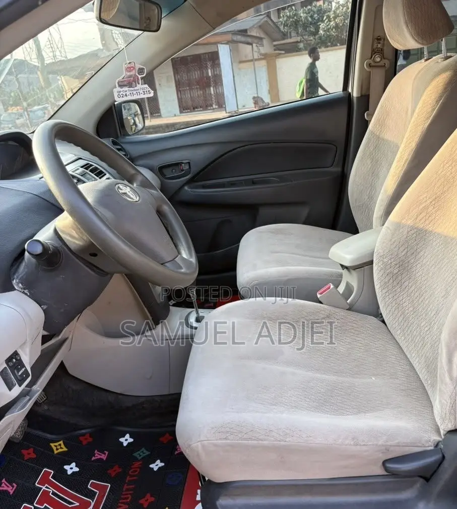 Toyota Belta 2010 Silver