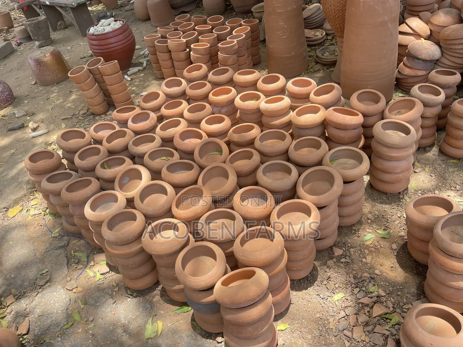 Rabbit Clay Feeding Pot