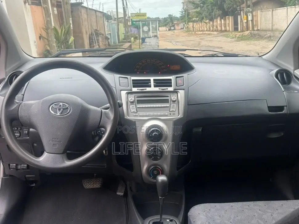 Toyota Vitz 1.0 FWD 3dr 2010 Silver