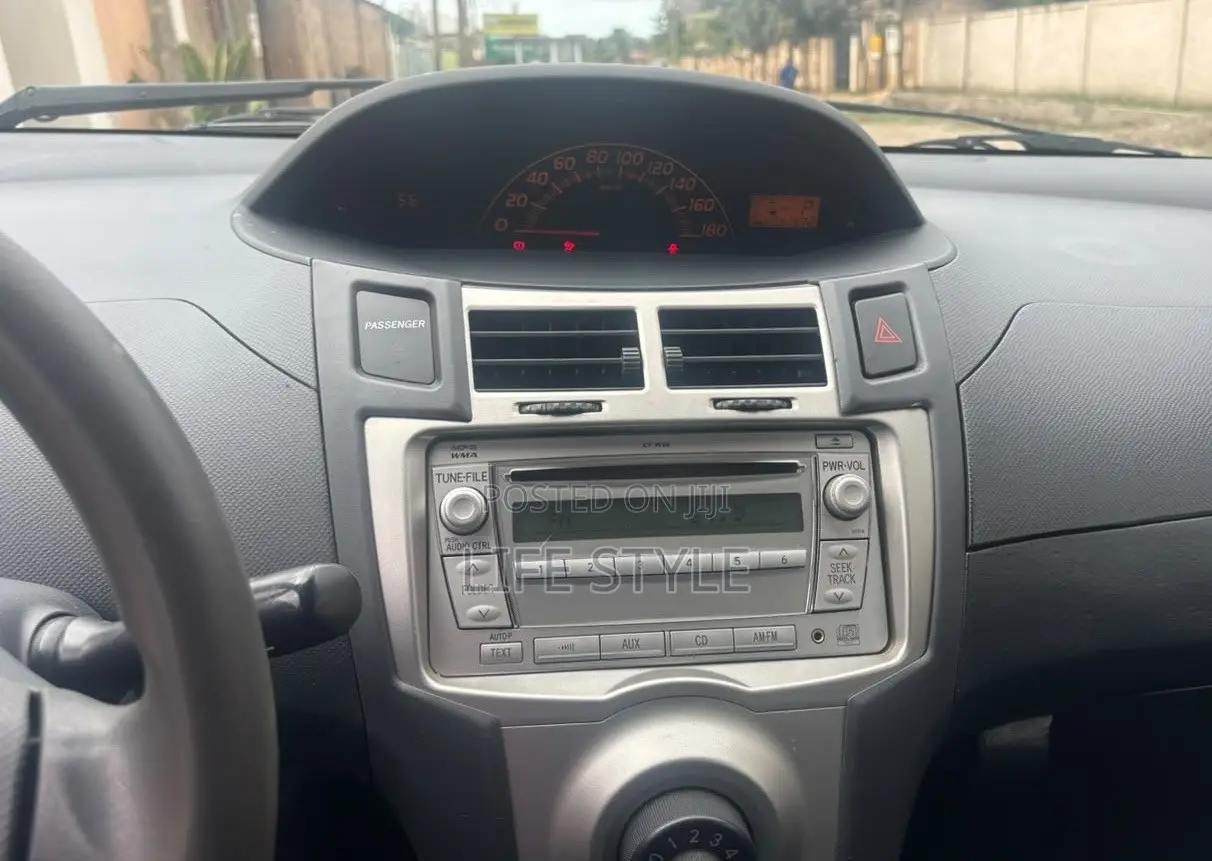 Toyota Vitz 1.0 FWD 3dr 2010 Silver