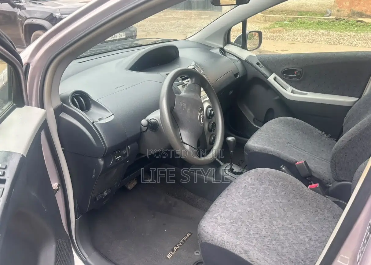 Toyota Vitz 1.0 FWD 3dr 2010 Silver
