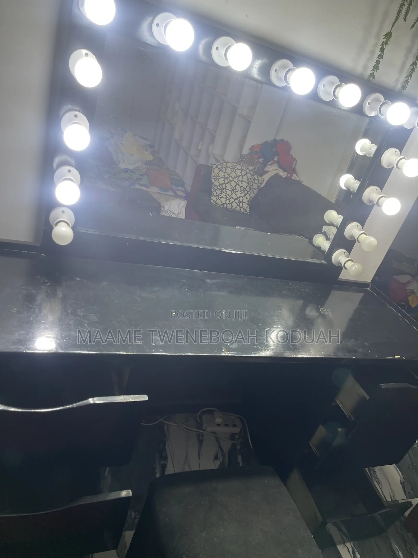 Professional Makeup Vanity Dresser Set With Cushioned Stool