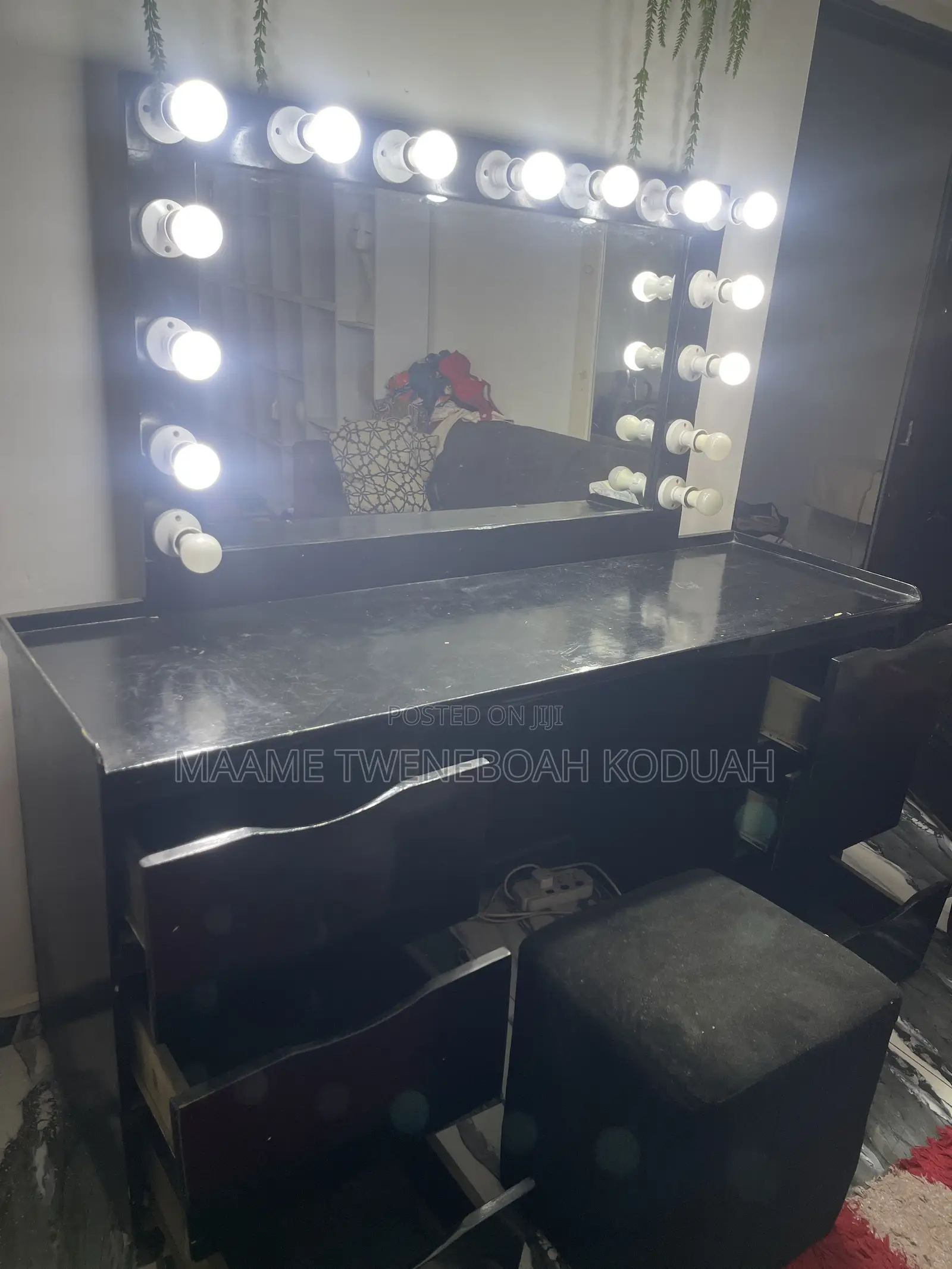 Professional Makeup Vanity Dresser Set With Cushioned Stool