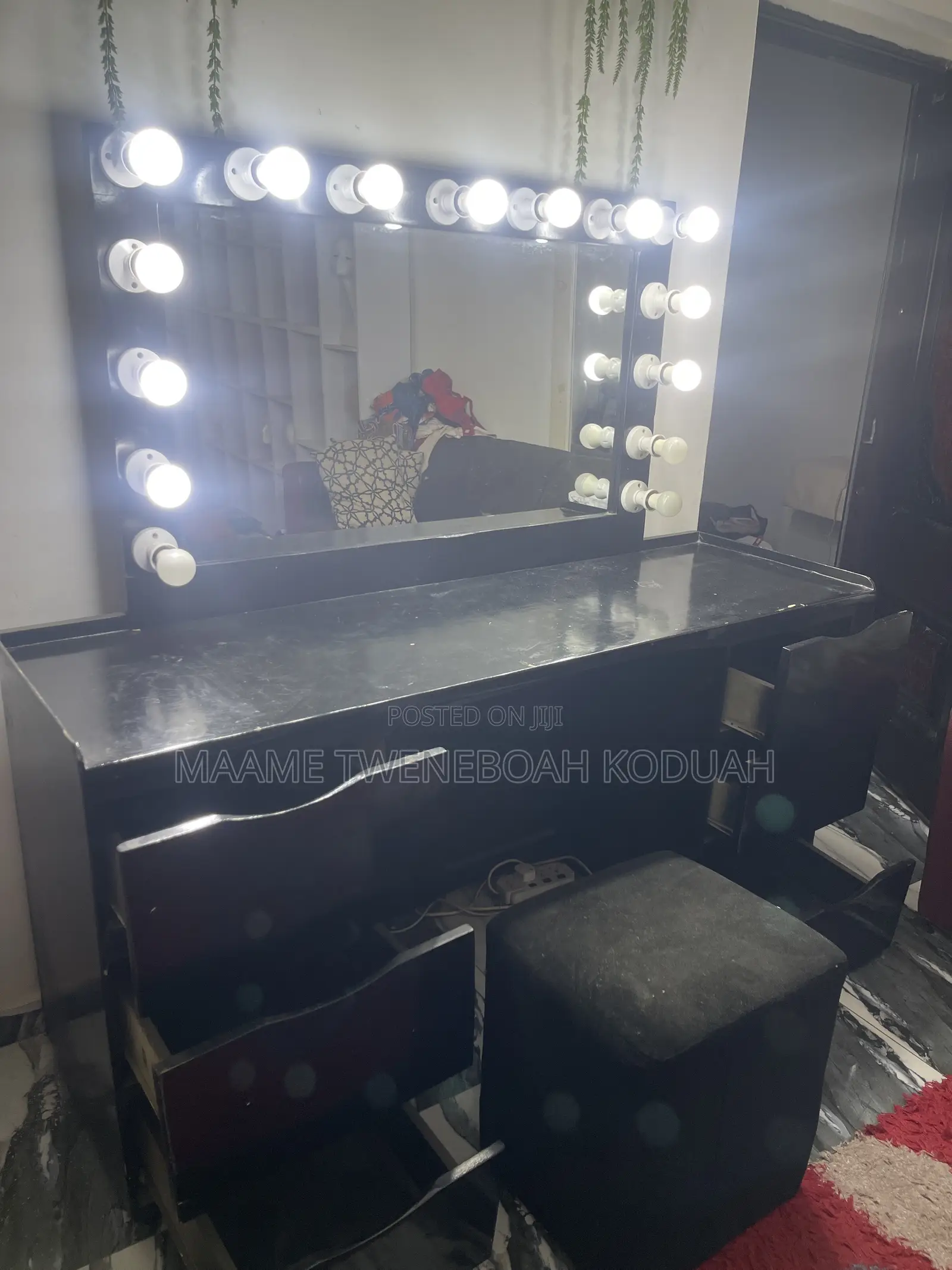 Professional Makeup Vanity Dresser Set With Cushioned Stool
