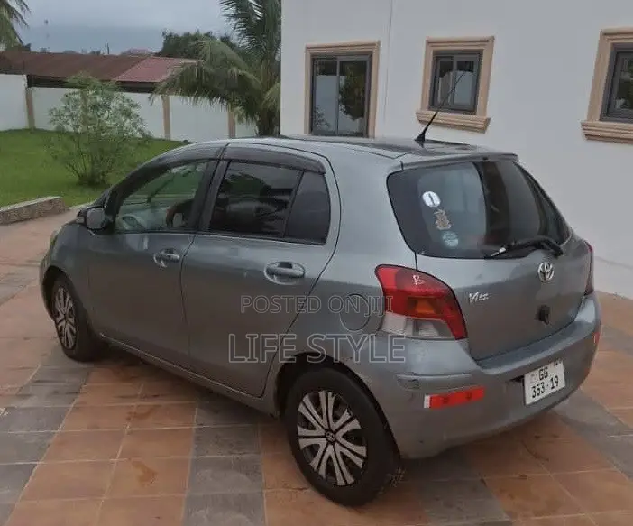 Toyota Vitz 1.0 FWD 3dr 2010 Gray
