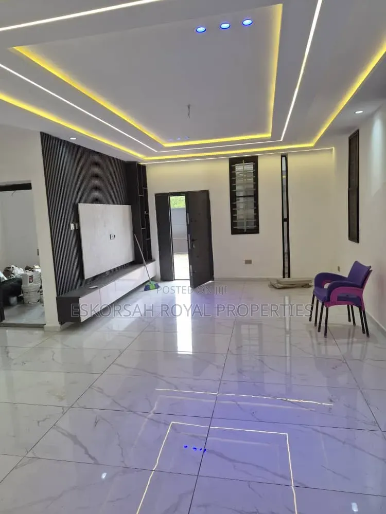 4bdrm House in Ashoman, Police Station for sale