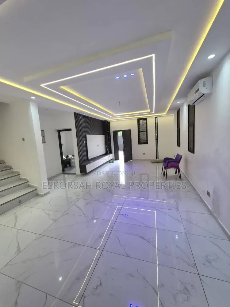 4bdrm House in Ashoman, Police Station for sale