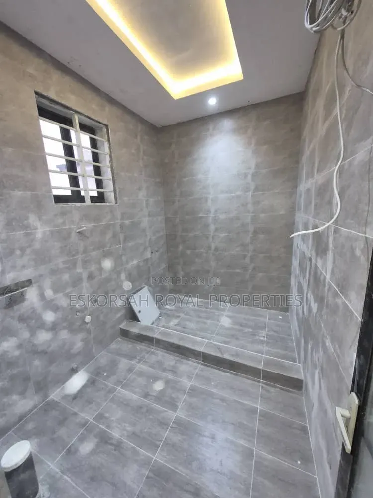 4bdrm House in Ashoman, Police Station for sale