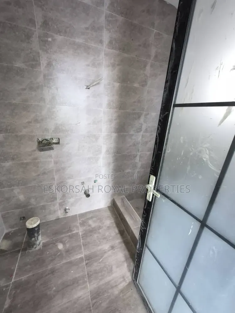 4bdrm House in Ashoman, Police Station for sale