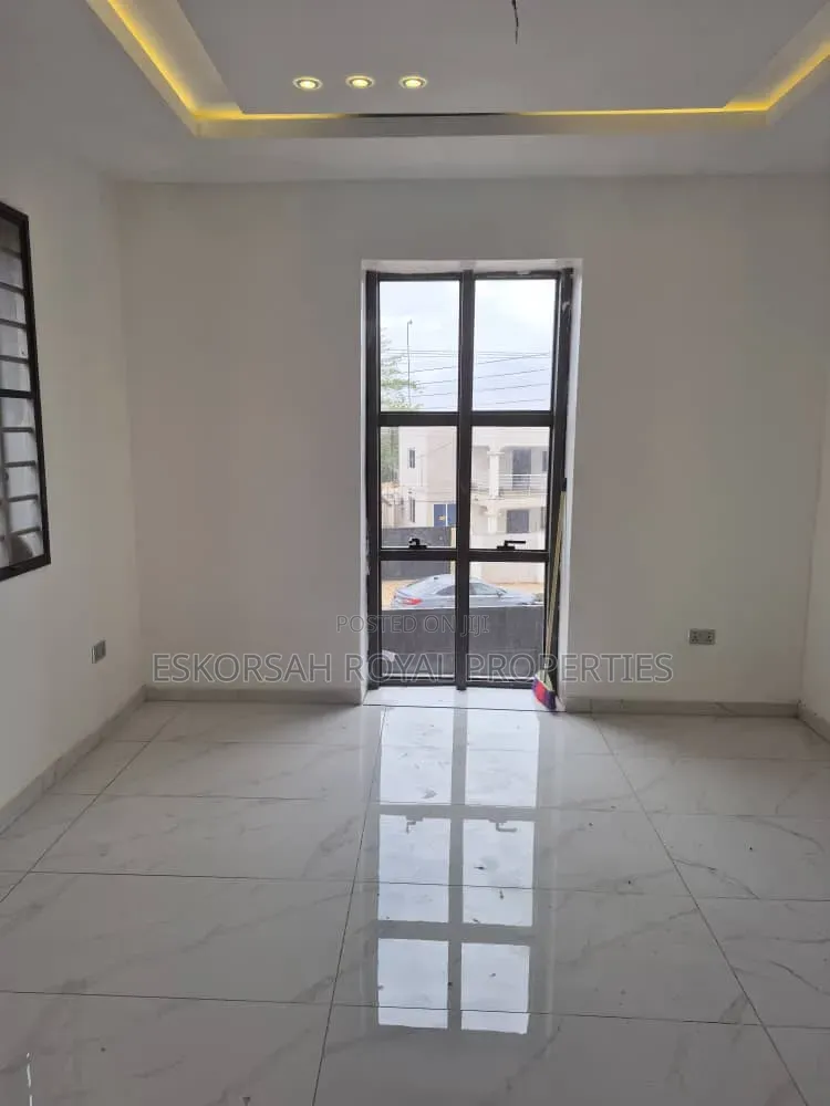 4bdrm House in Ashoman, Police Station for sale