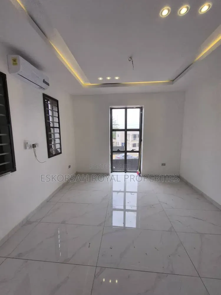 4bdrm House in Ashoman, Police Station for sale