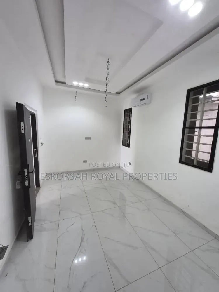 4bdrm House in Ashoman, Police Station for sale