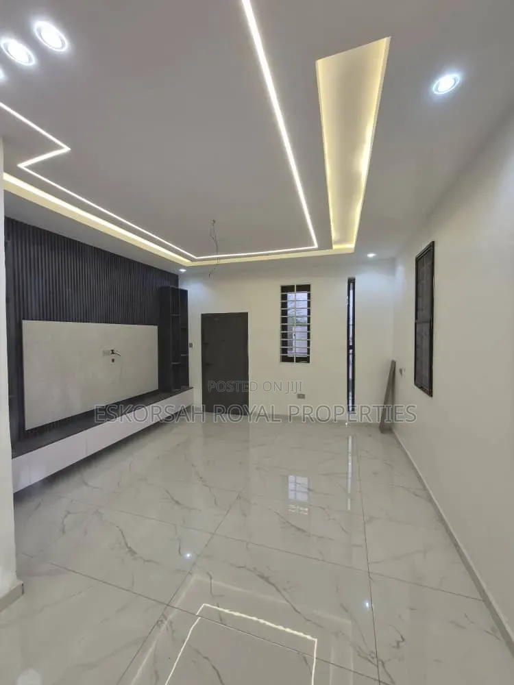 4bdrm House in Ashoman, Police Station for sale