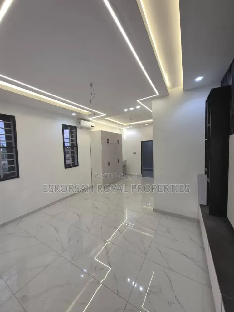 4bdrm House in Ashoman, Police Station for sale