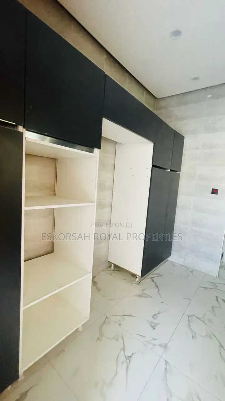 3bdrm House in Odumase, Police Station for sale