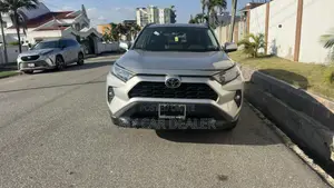 Toyota RAV4 XLE 2021 Silver