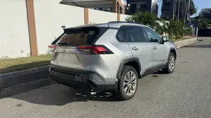Toyota RAV4 XLE 2021 Silver
