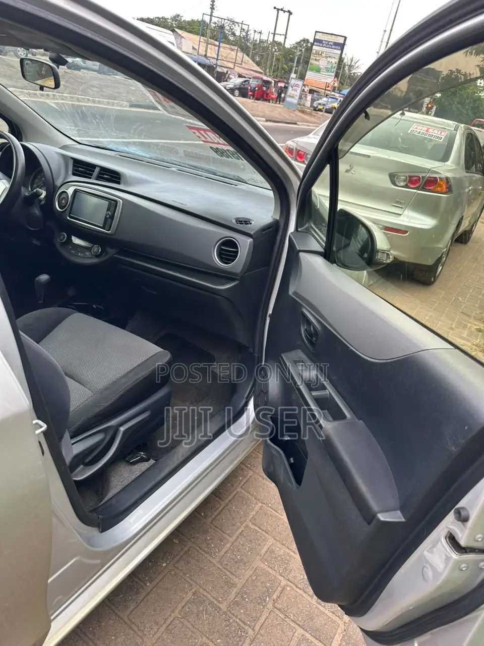 Toyota Vitz 1.3 AWD 5dr 2014 Silver