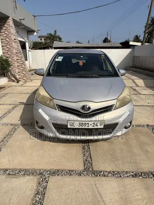 Toyota Vitz 2014 Silver