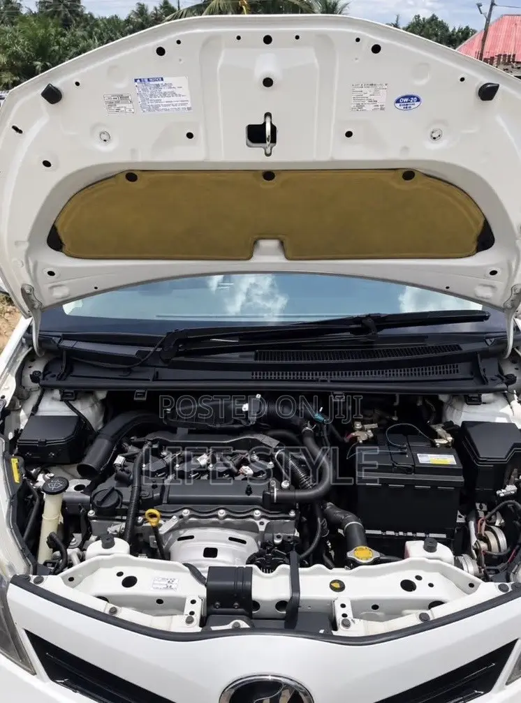 Toyota Vitz 1.0 FWD 3dr 2013 White
