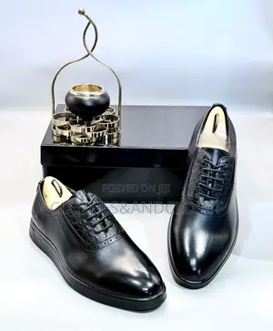 Sleek Black Dress Shoes Feature a Distinct Embossed Crocodile-Pattern