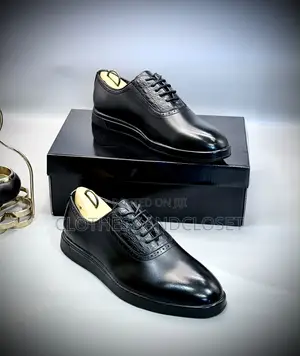 Sleek Black Dress Shoes Feature a Distinct Embossed Crocodile-Pattern