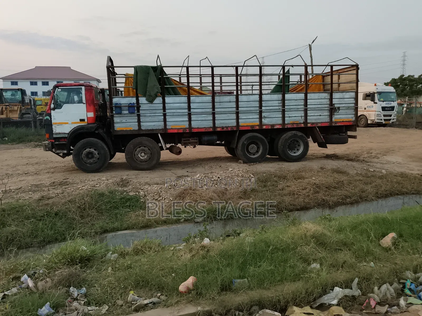 A Moving Tata Truck for Sale and Is Good but the Enigine Is DAF 25char