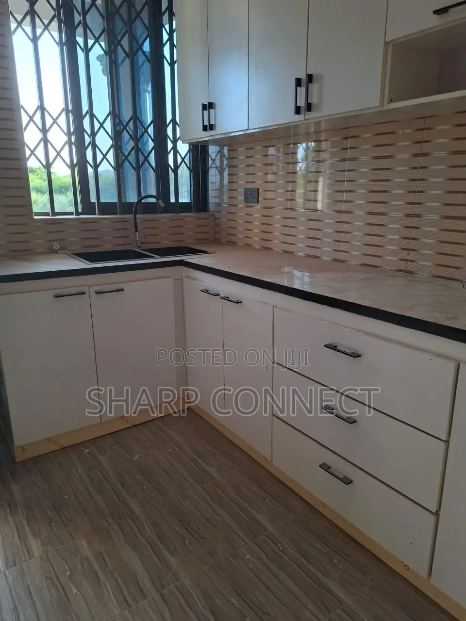 8bdrm House in Ofarnko Jei River, Akweley for sale