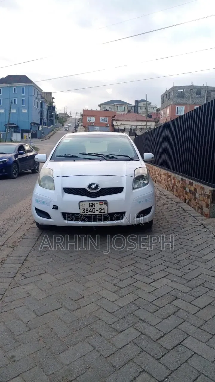 Toyota Vitz 2010 White