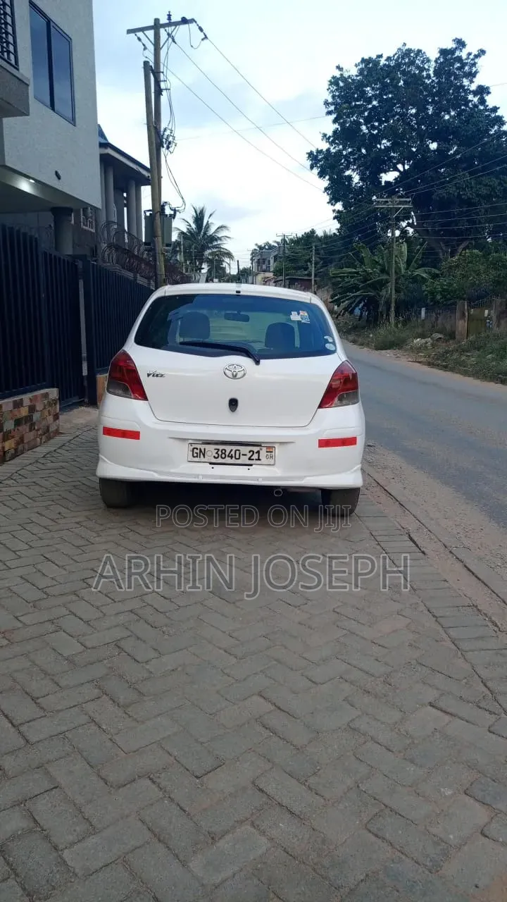 Toyota Vitz 2010 White