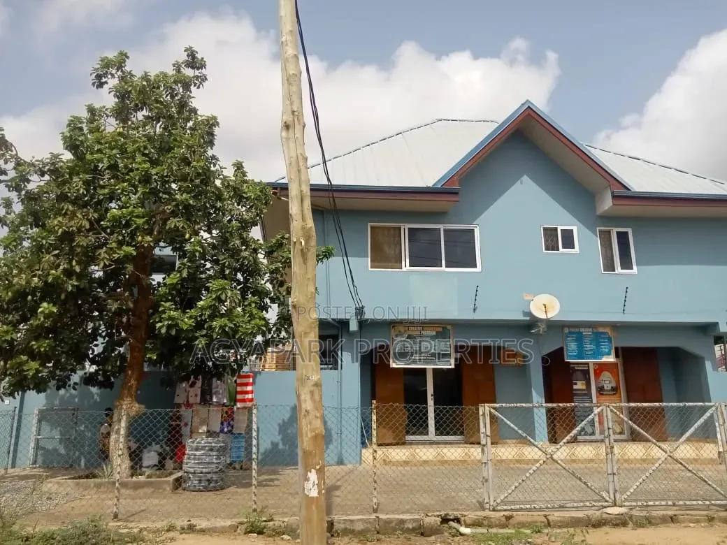 6bdrm House in Sapeiman, Amasaman for rent