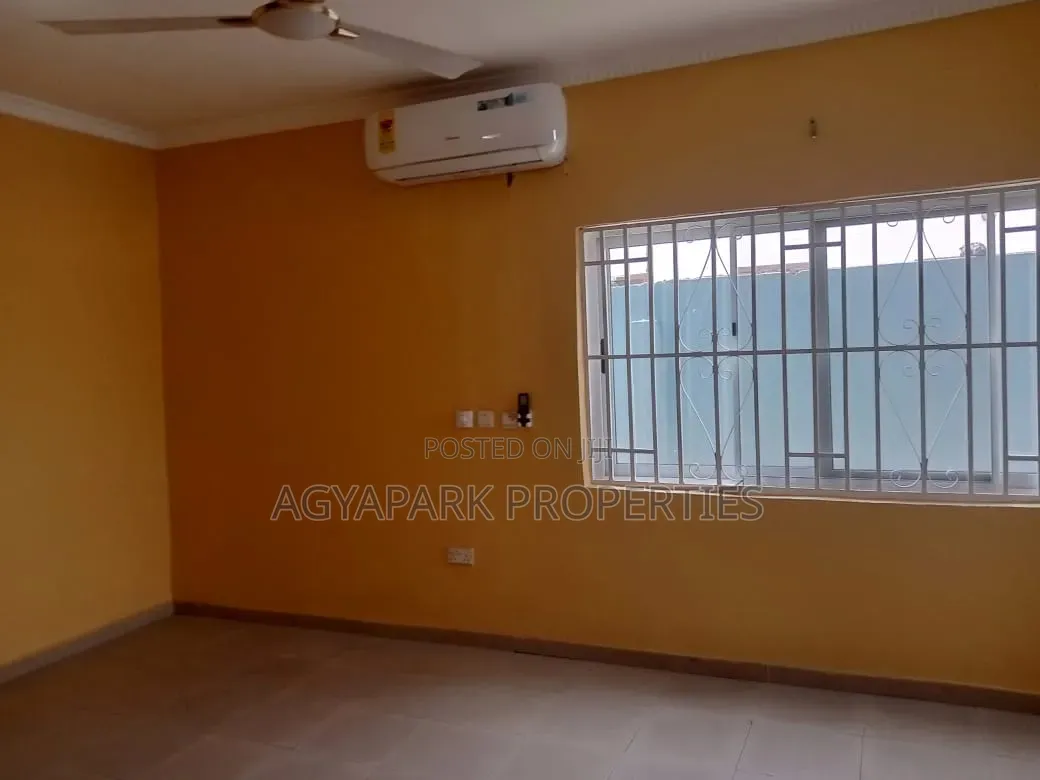 6bdrm House in Sapeiman, Amasaman for rent