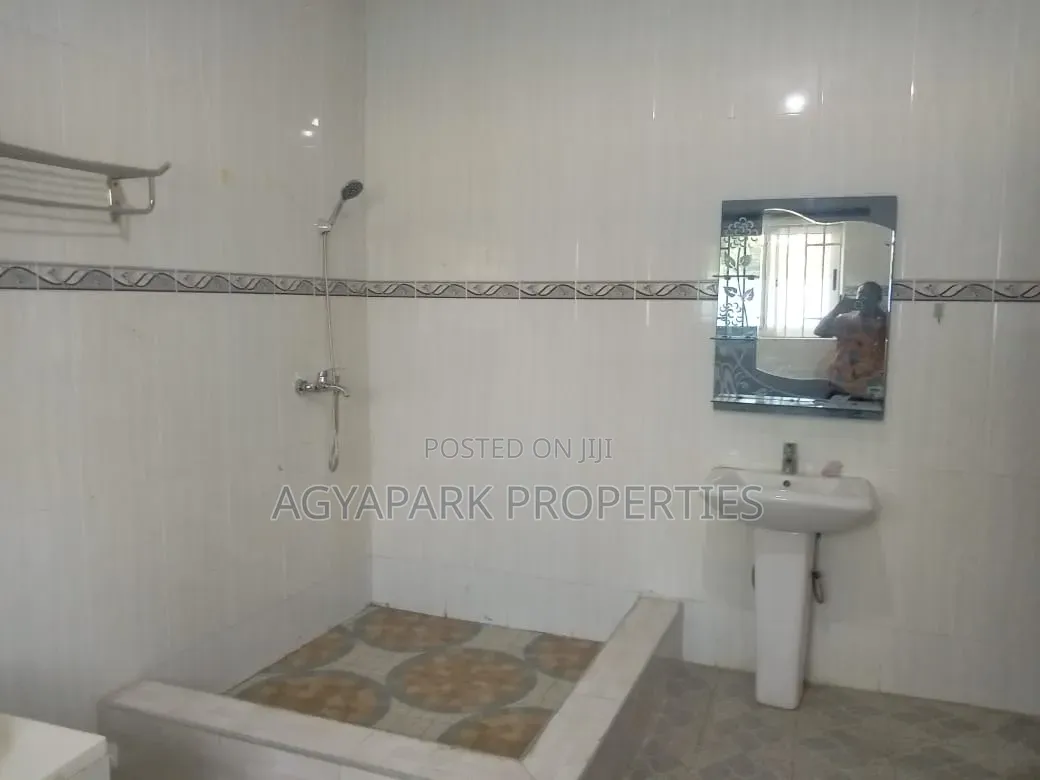 6bdrm House in Sapeiman, Amasaman for rent