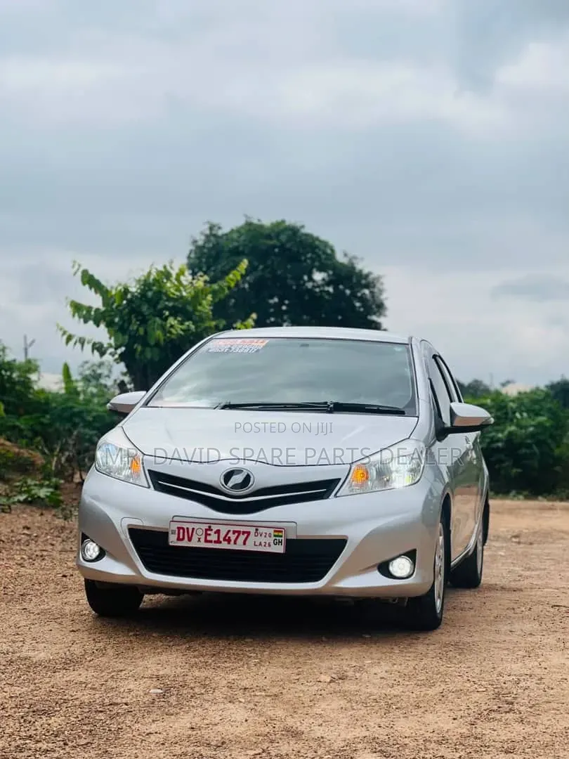 Toyota Vitz 2012 Silver