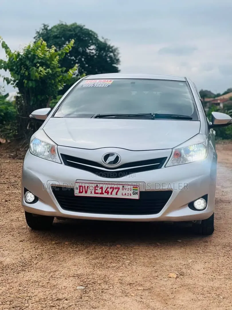 Toyota Vitz 2012 Silver