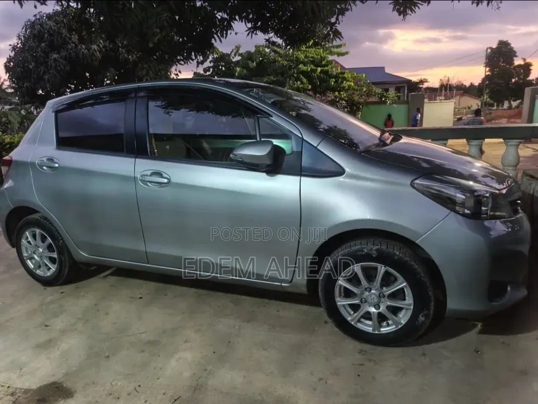 Toyota Vitz 2012 Silver