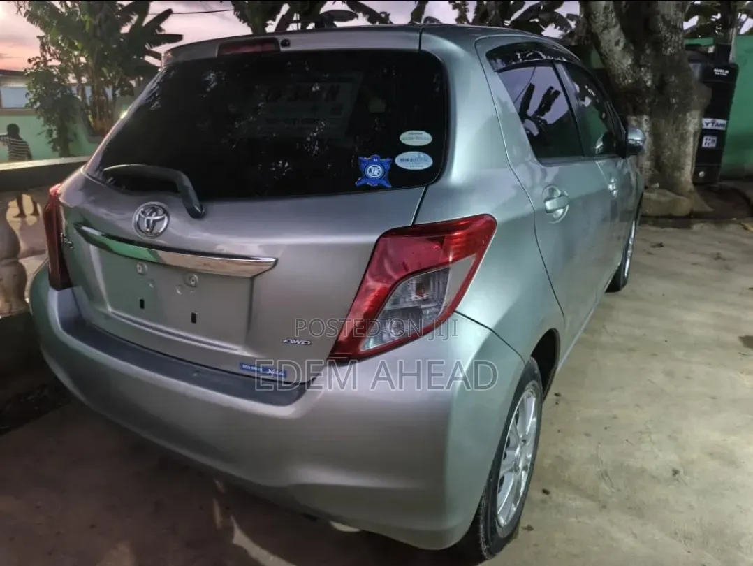 Toyota Vitz 2012 Silver